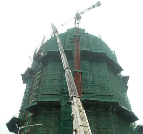 阿拉山口吊车在工地上作业